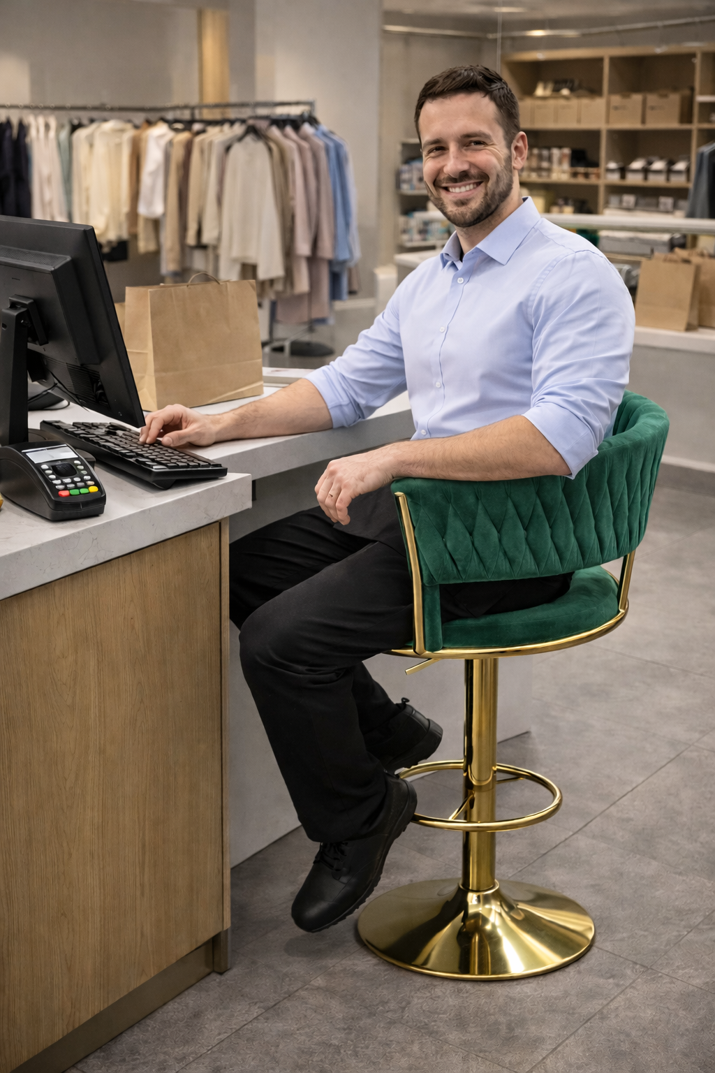 Tabouret de bar luxe en velours vert avec pied doré réglable